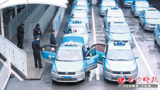 在长沙火车南站等城区客运枢纽,市交通行政执法局执法人员积极维护客运秩序,护航旅客春运出行。均为市交通行政执法局供图