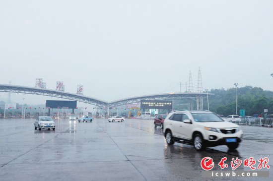 昨日是“五一”小长假的最后一天,下午6时许,记者在长沙西收费站看到,进城方向整体比较畅通。长沙晚报全媒体记者 邹麟 摄