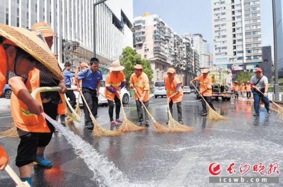 9月6日,长沙启动“市容环境大扫除,干干净净迎国庆”活动。长沙晚报全媒体记者 余劭劼 摄