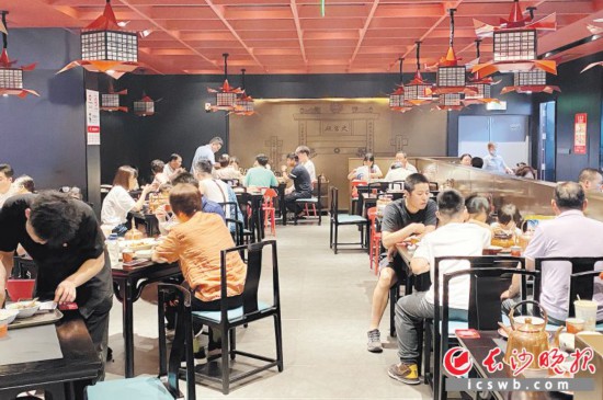 开张不久的火宫殿市府店在这个端午假期生意爆棚。长沙晚报全媒体记者 刘攀 摄