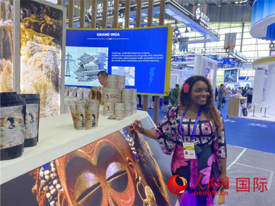 蒂凡尼向消费者介绍咖啡。人民网 宋歌摄