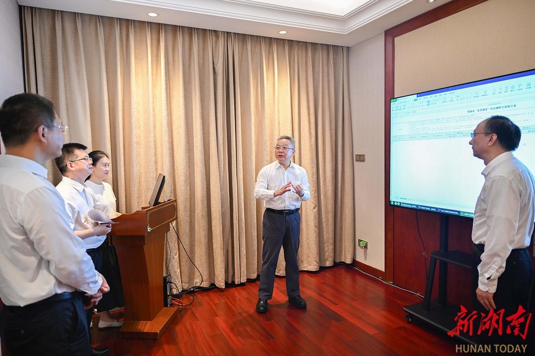 9月18日,沈晓明察看“走找想促”活动调研问题信息报送系统、调研安排防撞系统演示,听取减轻基层负担有关情况介绍。湖南日报全媒体记者 唐俊摄