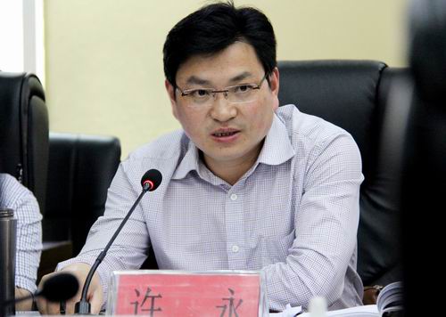 图为市委常委常务副市长许永汇报我市"美好社区,温馨家园"建设相关