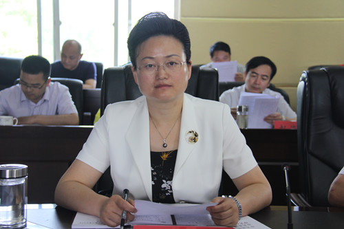 李美云主持召开市委理论学习中心组学习会议