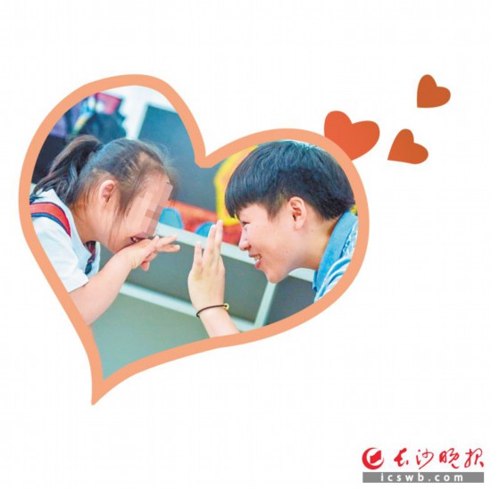 长沙志愿者与自闭症孩子交流,让这些特殊儿童体会到社会大家庭的爱。资料图片