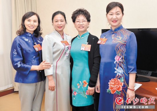 昨日,几位在湘全国人大代表穿上传统湘绣旗袍,尽显三湘巾帼的自信和湖湘非遗文化之美。 长沙晚报特派全媒体记者 邹麟 摄