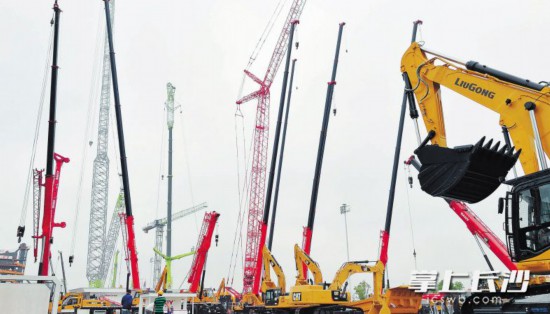 昨日,长沙国际会展中心内,工作人员正在紧张有序地对工程机械设备进行安装、调试、布展。长沙晚报全媒体记者 周柏平 摄