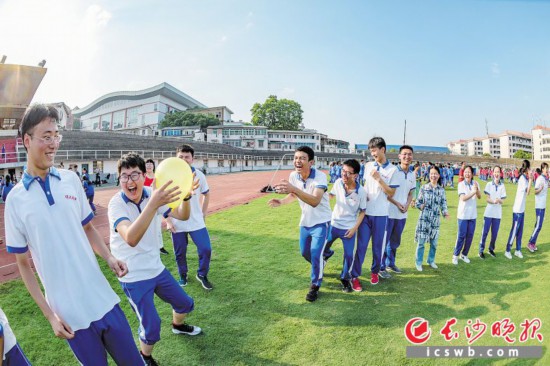 高考、中考临近,市内不少中学开展形式多样的减压活动,帮助考生释放紧张情绪,以平和、乐观的心态迎考。 长沙晚报全媒体记者 陈飞 摄