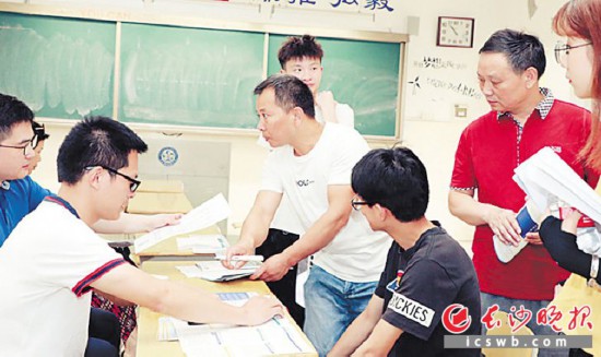 考生、家长与高校招生负责人面对面沟通。长沙晚报全媒体记者 周和平 通讯员 曾蓓 摄影报道