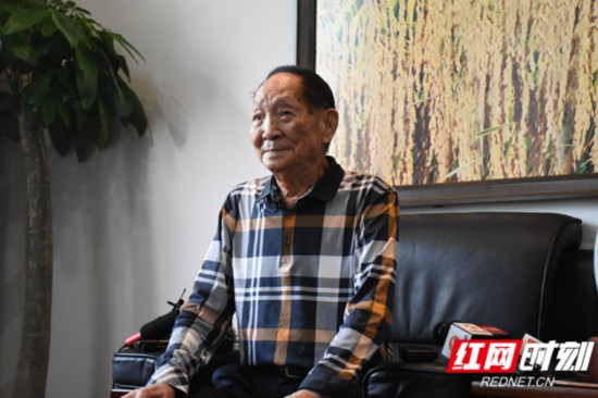 近日,袁隆平在长沙接受媒体采访.JPG