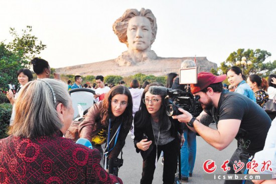 ↑外国主流媒体正在橘子洲头采访拍摄。