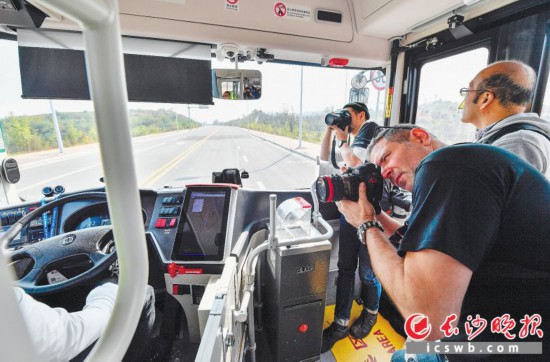 →在国家智能网联汽车(长沙)测试区,外国记者们对无人驾驶公交车产生了浓厚的兴趣。均为长沙晚报全媒体记者 邹麟 摄