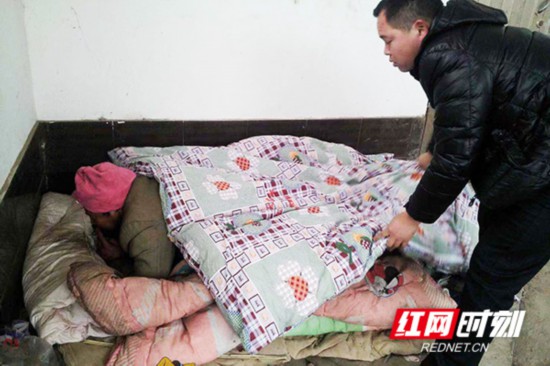 桃源县社会救助站工作人员在县城区开展流浪乞讨人员搜救时为流浪人员送去棉被。.jpg