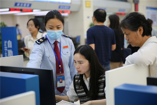 税务干部辅导纳税人办理涉税业务。受访单位供图