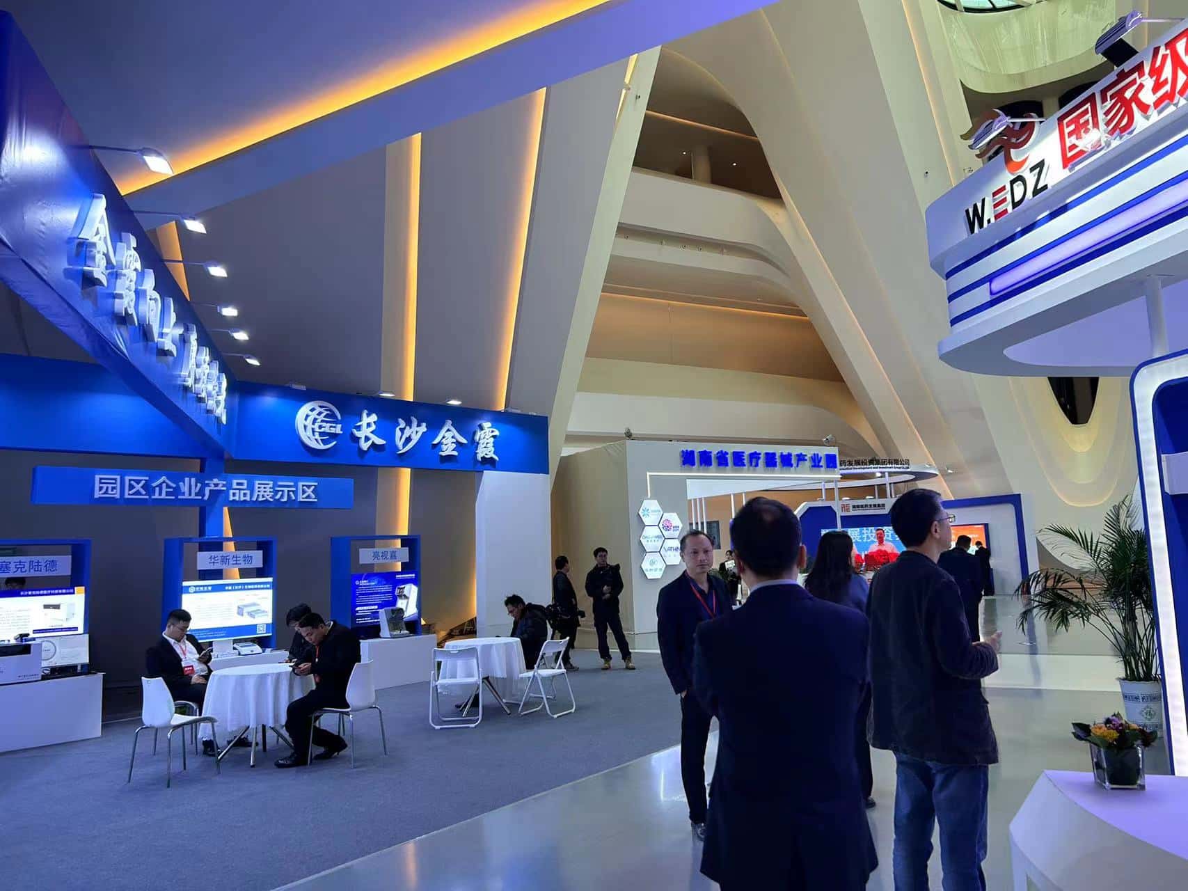 ���չ̨ͬʱչ����������