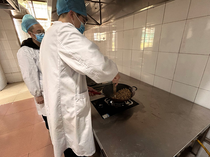 王拥锋正在炒制党参。何彪摄