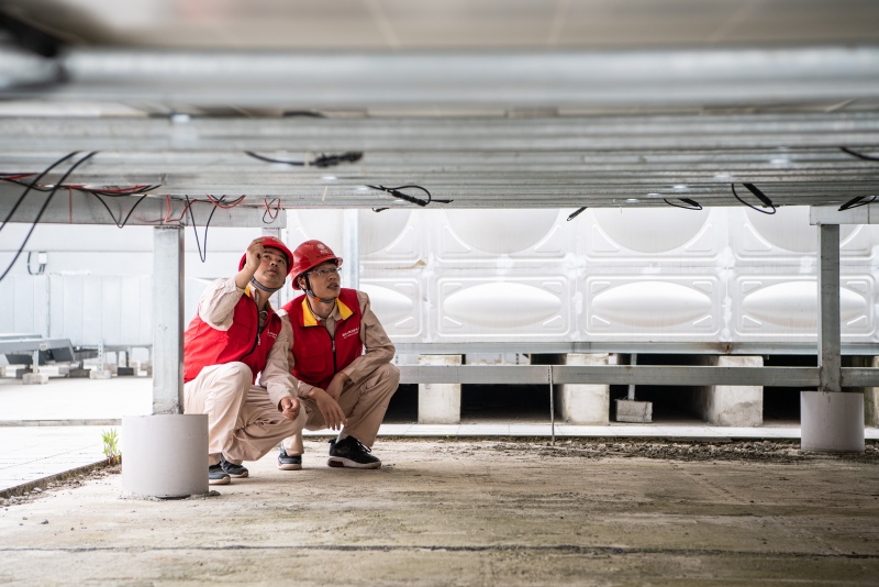 国网长沙供电公司员工在临空经济示范区内检查光伏板运行情况。受访单位供图