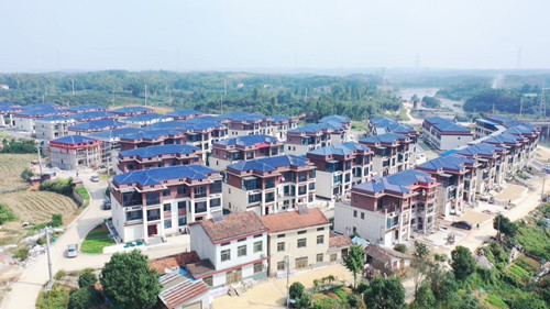 岳阳市百佳村社区党组织书记江南镇洋溪村党总支部书记刘亚军双手托起