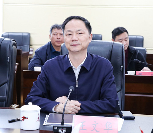 王文华与客商洽谈项目合作事宜