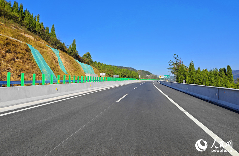 永新高速项目三标段。人民网记者 刘宾摄