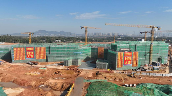 湖南师大附中新校区(高中部)主体结构封顶。望城城发集团供图